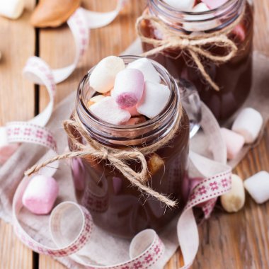 Sıcak çikolata şekerleme ve baharat Noel tablo ile