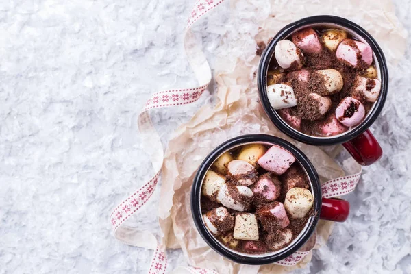 Chocolate quente com marshmallows e especiarias na mesa de Natal — Fotografia de Stock