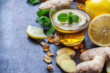 Soğuk kış günleri için bardakta zencefilli çay