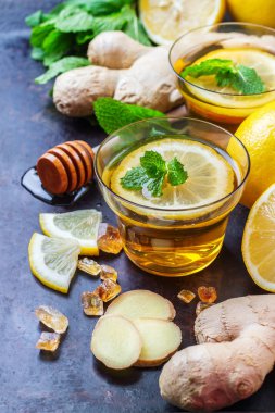 Soğuk kış günleri için bardakta zencefilli çay