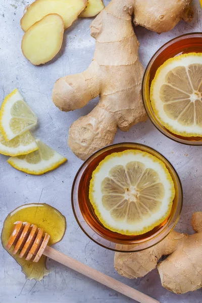 Ginger teh dalam gelas untuk flu hari musim dingin — Stok Foto