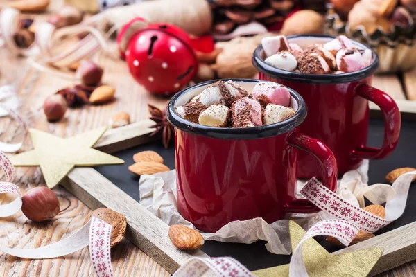 Chocolate quente com marshmallows e especiarias na mesa de Natal — Fotografia de Stock