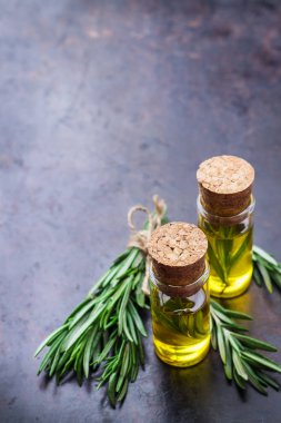 Doğal biberiye esansiyel yağı spa ve güzellik için