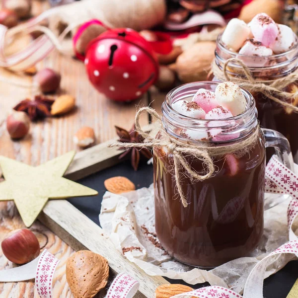 Forró csoki, marshmallows, és a fűszerek, a karácsonyi asztal — Stock Fotó