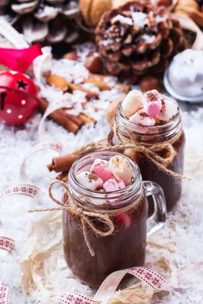 Forró csoki, marshmallows, és a fűszerek, a karácsonyi asztal — Stock Fotó