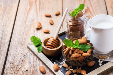 Sağlıklı kahvaltı için malzemeler ile badem sütü