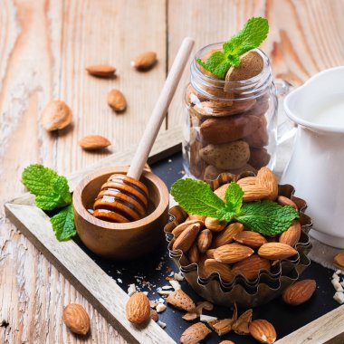 Sağlıklı kahvaltı için malzemeler ile badem sütü