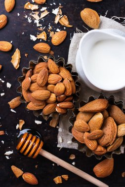 Sağlıklı kahvaltı için malzemeler ile badem sütü