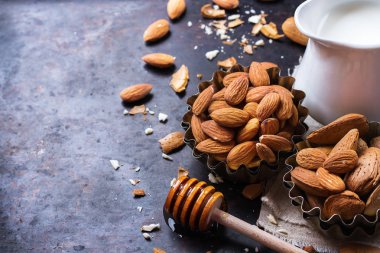 Sağlıklı kahvaltı için malzemeler ile badem sütü