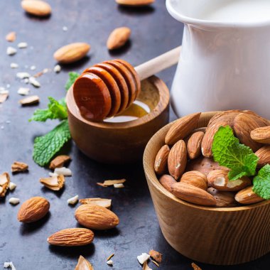 Sağlıklı kahvaltı için malzemeler ile badem sütü