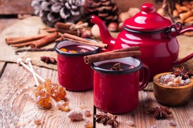Kış tatilleri için kırmızı bir kupa sıcak mulled şarap