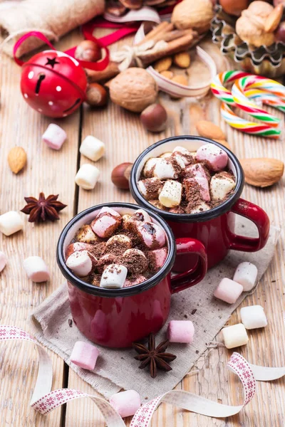 Гарячий шоколад з зефіром та спеціями на різдвяному столі — стокове фото