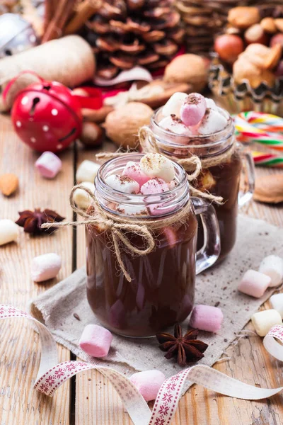 마쉬 멜 로우와 크리스마스 테이블에 향신료와 핫 초콜릿 — 스톡 사진