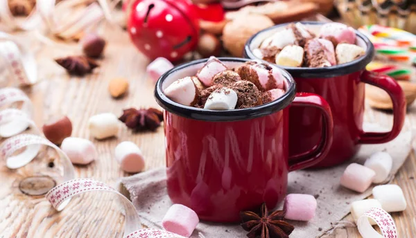 마쉬 멜 로우와 크리스마스 테이블에 향신료와 핫 초콜릿 — 스톡 사진