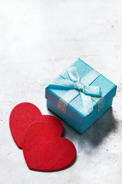 情人节那天爱礼品盒用丝带和红色的心 — 图库照片