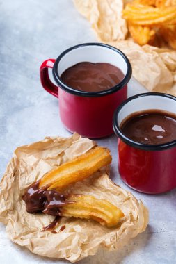 Geleneksel İspanyol churros sıcak çikolata bir kupa ile