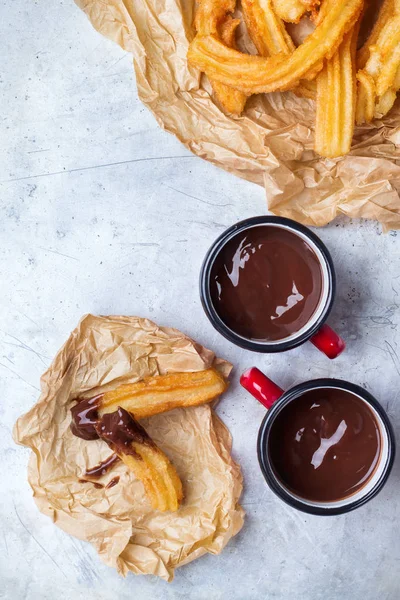 Churros tradicionales españoles con chocolate caliente en una taza — Foto de Stock