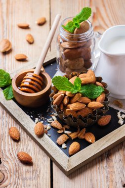 Malzemeler ve sağlıklı kahvaltı için ballı badem sütü