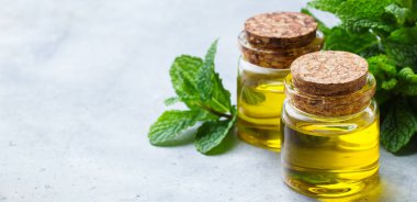 Yeşil yaprakları ile organik temel nane yağı