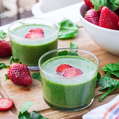 Yeşil ıspanak smoothie çilek ile