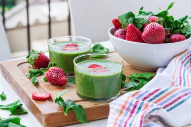 Yeşil ıspanak smoothie çilek ile