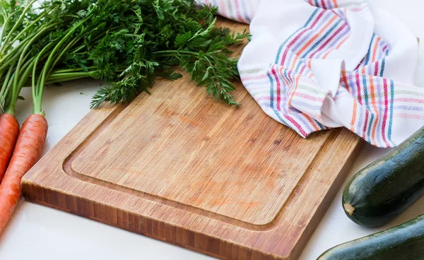 Sayuran segar organik dan potongan papan — Stok Foto