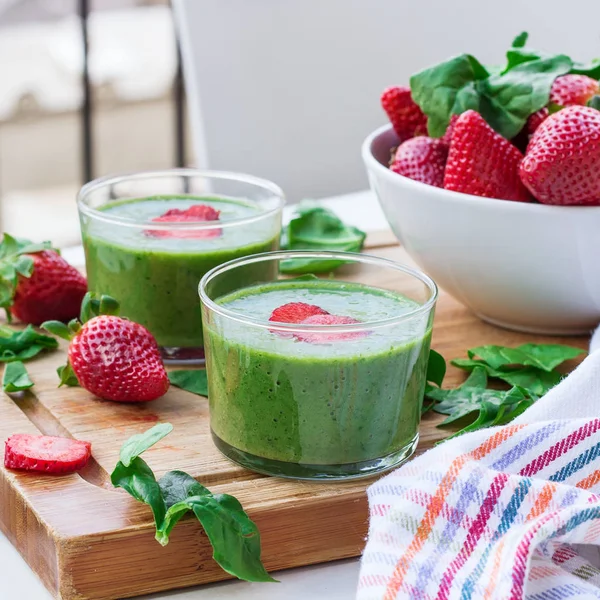 Yeşil ıspanak smoothie çilek ile