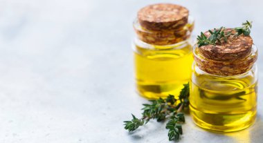 Yeşil yaprakları ile organik temel kekik yağı