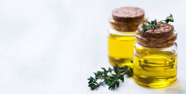 Yeşil yaprakları ile organik temel kekik yağı