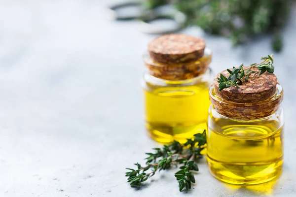 Aceite esencial de tomillo ecológico con hojas verdes — Foto de Stock