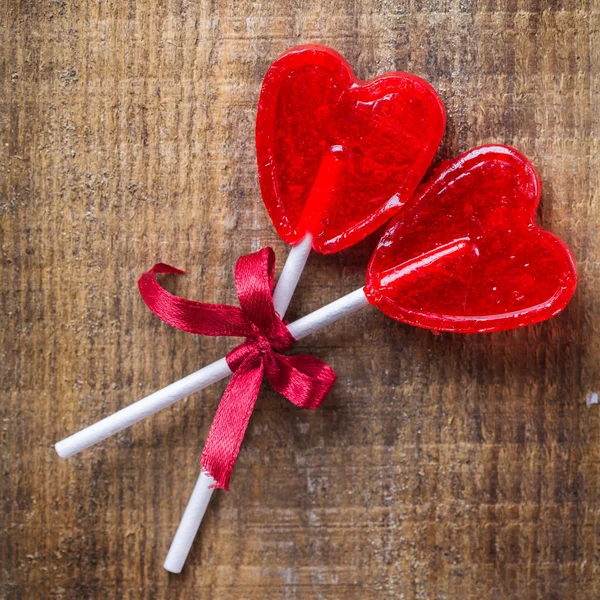 Candy lollipop pro Valentýn ve tvaru srdce — Stock fotografie