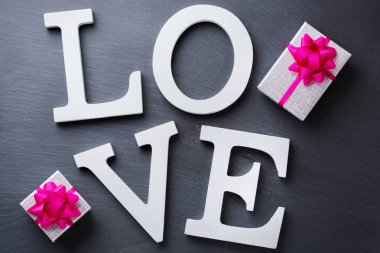 Sevgililer günü tatil mektupları kısa mesaj seviyorum hediye kutusu arka plan