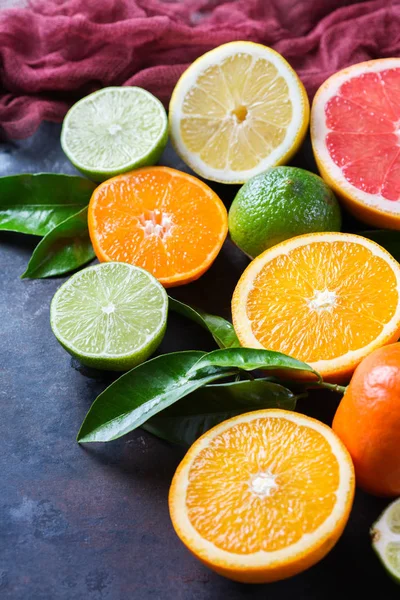 Fondo de frutas cítricas. Naranja, pomelo, mandarina, lima, vitamina limón — Foto de Stock