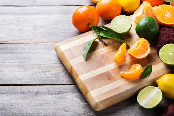 Fondo de frutas cítricas. Naranja, pomelo, mandarina, lima, vitamina limón — Foto de Stock