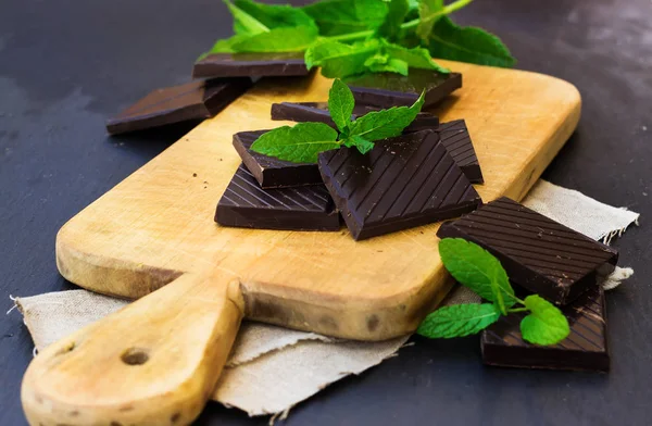 Pila de barras de chocolate con menta — Foto de Stock