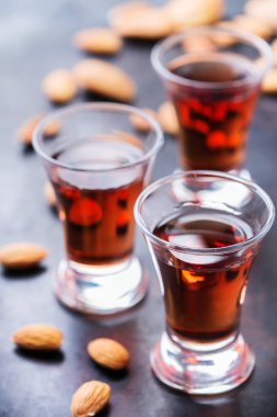 Badem likörü amaretto bir grunge siyah tablo