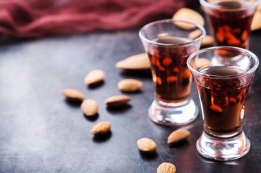 Badem likörü amaretto bir grunge siyah tablo