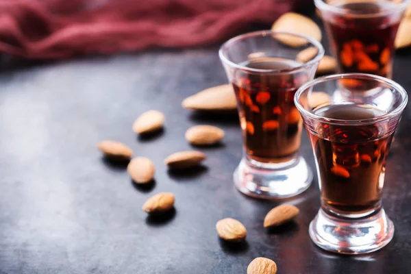 Badem likörü amaretto bir grunge siyah tablo