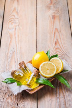 Yeşil yaprakları ve meyve organik temel limon yağı