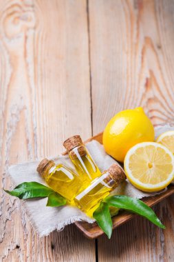 Yeşil yaprakları ve meyve organik temel limon yağı