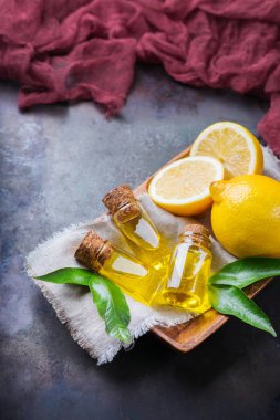 Yeşil yaprakları ve meyve organik temel limon yağı