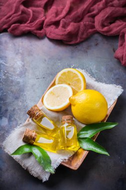 Yeşil yaprakları ve meyve organik temel limon yağı