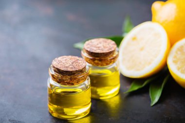 Yeşil yaprakları ve meyve organik temel limon yağı