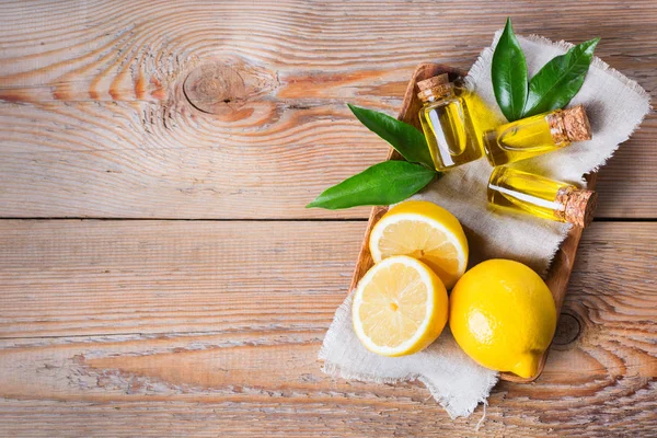 Organiczne niezbędne cytryny, oleju z zielonych liści i owoców — Zdjęcie stockowe