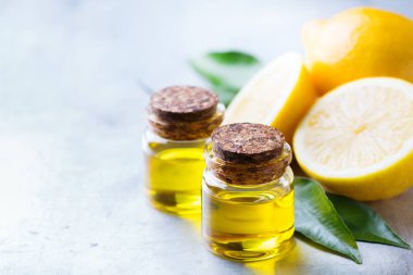 Yeşil yaprakları ve meyve organik temel limon yağı