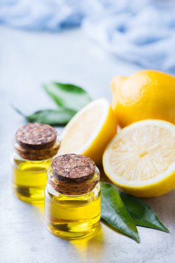 Yeşil yaprakları ve meyve organik temel limon yağı