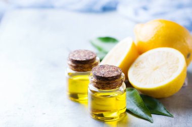 Yeşil yaprakları ve meyve organik temel limon yağı