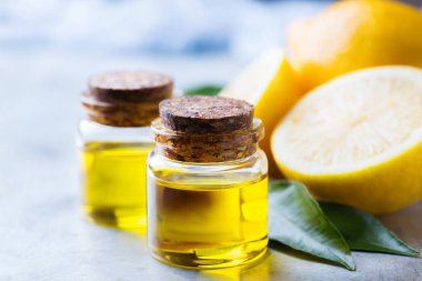 Yeşil yaprakları ve meyve organik temel limon yağı