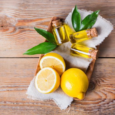 Yeşil yaprakları ve meyve organik temel limon yağı