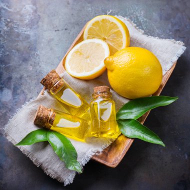 Yeşil yaprakları ve meyve organik temel limon yağı
